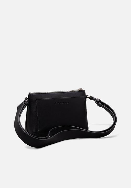 Calvin Klein - Scuplted camera pouch bag - black