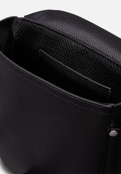 Calvin Klein - Ultralight reporter18 w/flap pu - black