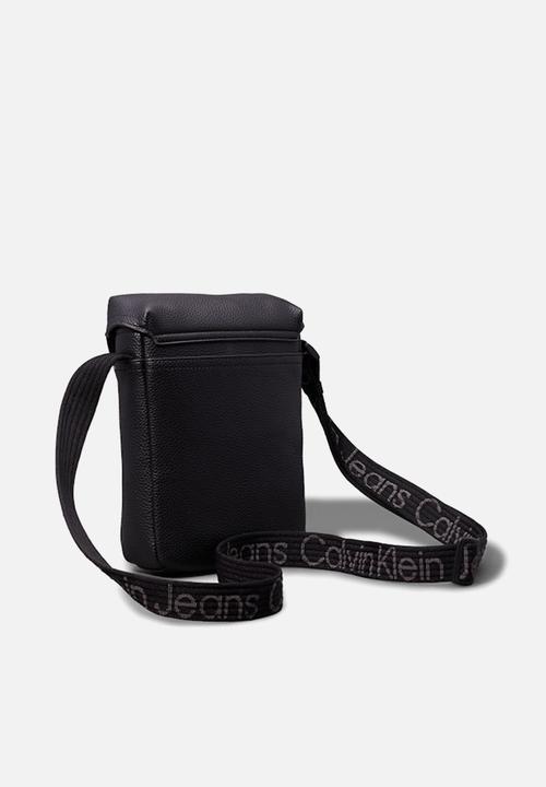 Calvin Klein - Ultralight reporter18 w/flap pu - black