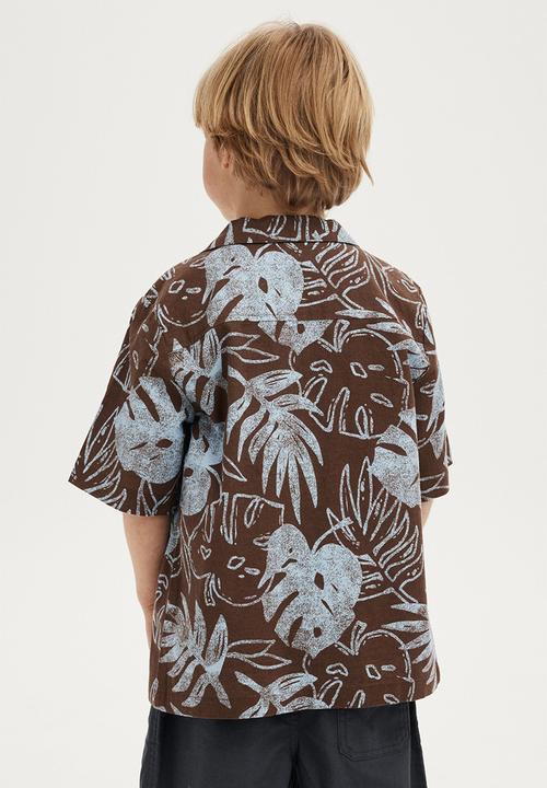 Cotton On - Cabana short sleeve shirt - hot choccy & dusk blue palm foliage
