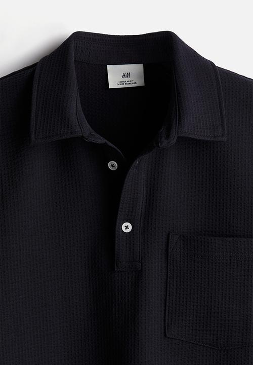 H&M - Regular fit waffled polo shirt - navy blue 