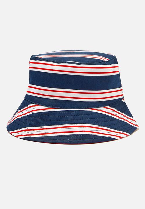 Cotton On - Kids reversible bucket hat - in the navy stripe/varsity red