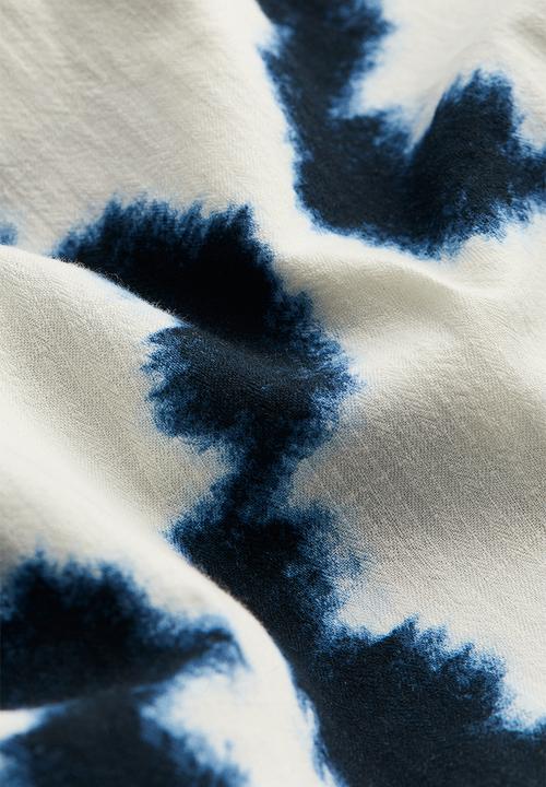 H&M - V-neck dress - white & navy blue patterned