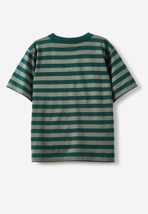 Cotton On - Jonny short sleeve print tee - pine tree green/swag green stripe athletic