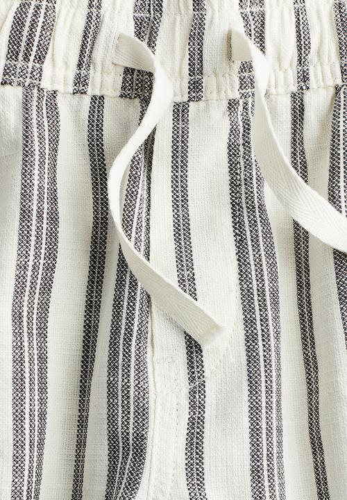 H&M - Loose fit shorts - white striped
