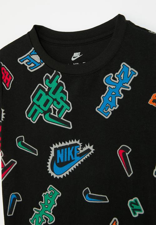 Nike - Nkb varzity aop tee - black