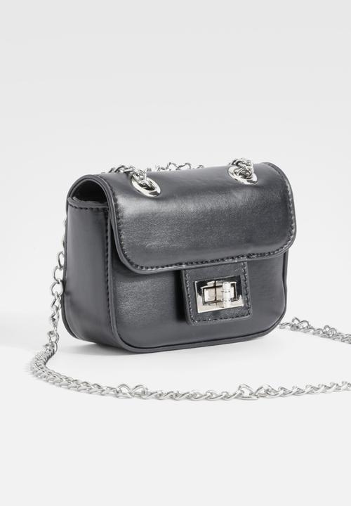 boohoo - Buckle Front Crossbody Chain Bag - Black