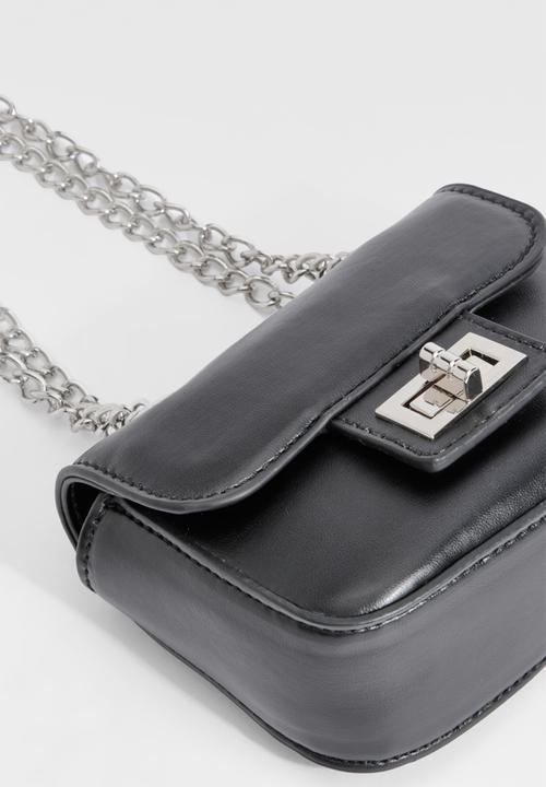 boohoo - Buckle Front Crossbody Chain Bag - Black