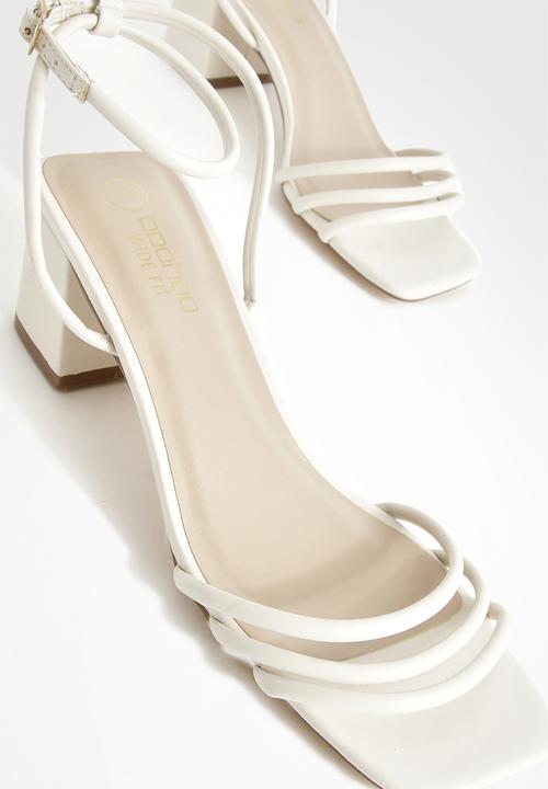 boohoo - Wide Fit Square Toe Triple Strap Low Block Heel Sandals - ecru