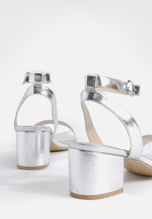 boohoo - Metallic Low Block Barely There Heels - Silver