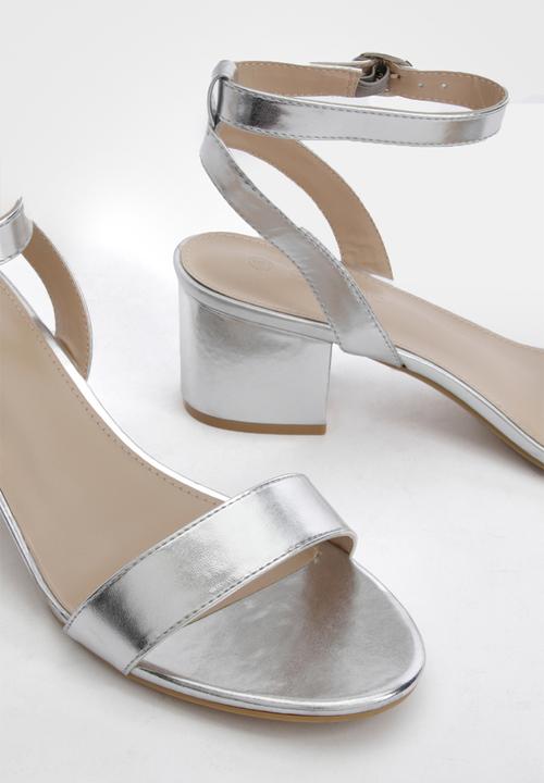 boohoo - Metallic Low Block Barely There Heels - Silver