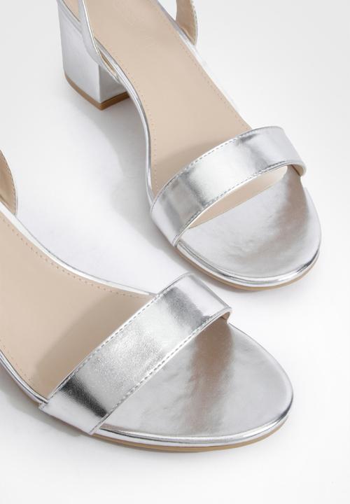 boohoo - Metallic Low Block Barely There Heels - Silver