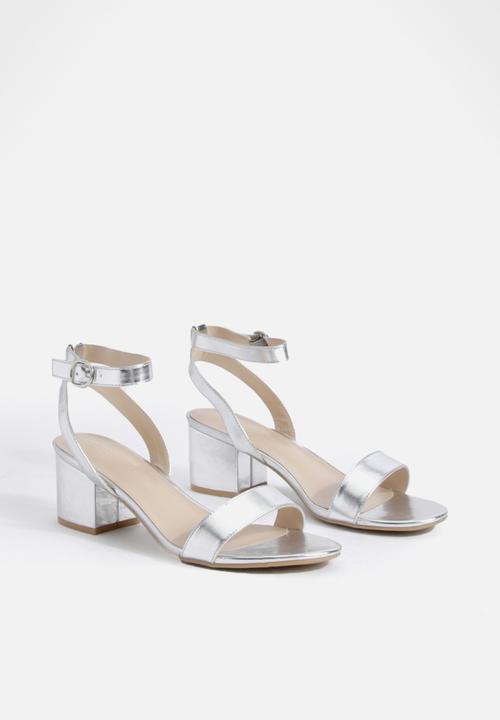 boohoo - Metallic Low Block Barely There Heels - Silver