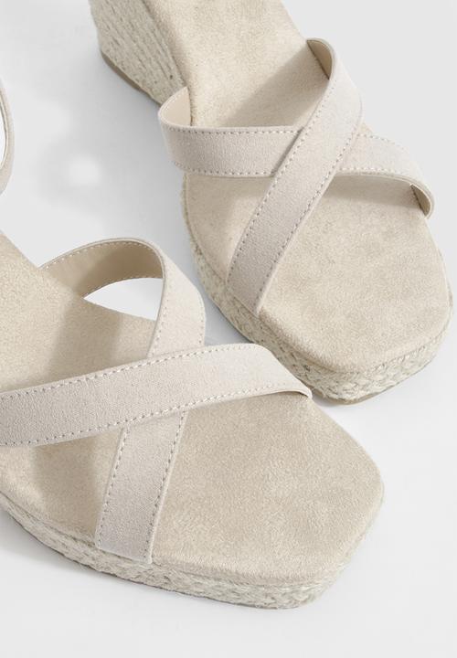 boohoo - Crossover 2 Part Topstitch Detail Wedges - Beige