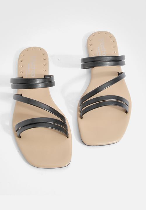 boohoo - Wide Fit Studded Sole Strappy Sandals - Black