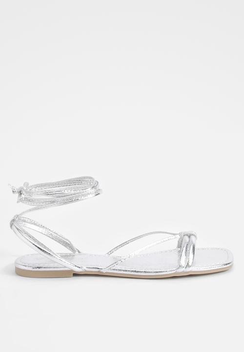 boohoo - Wide Fit Metallic Wrap Up Sandals
