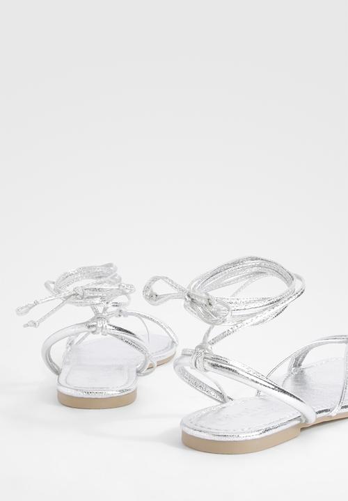 boohoo - Wide Fit Metallic Wrap Up Sandals