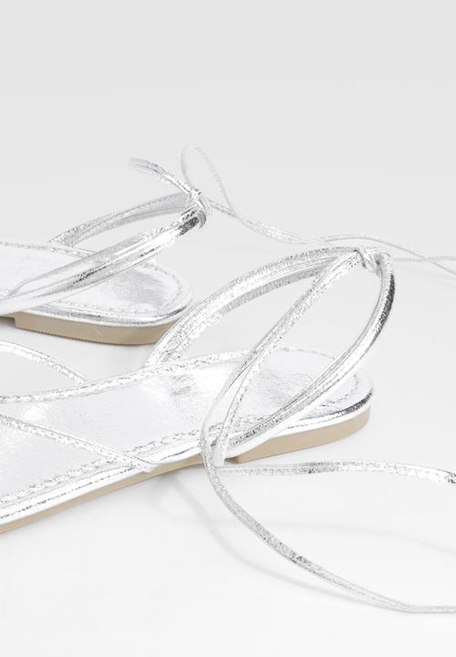 boohoo - Wide Fit Metallic Wrap Up Sandals