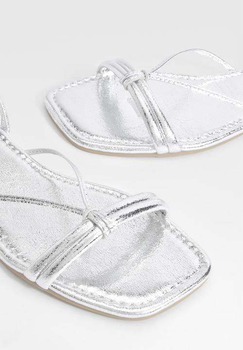 boohoo - Wide Fit Metallic Wrap Up Sandals