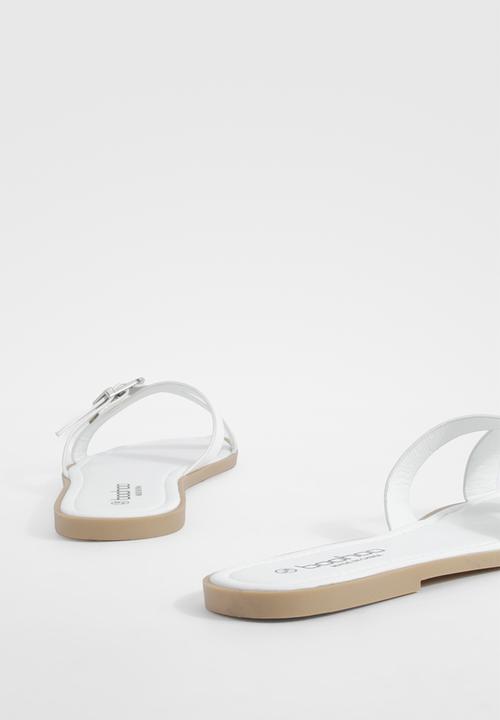 boohoo - Crossover Buckle Mule Sandals