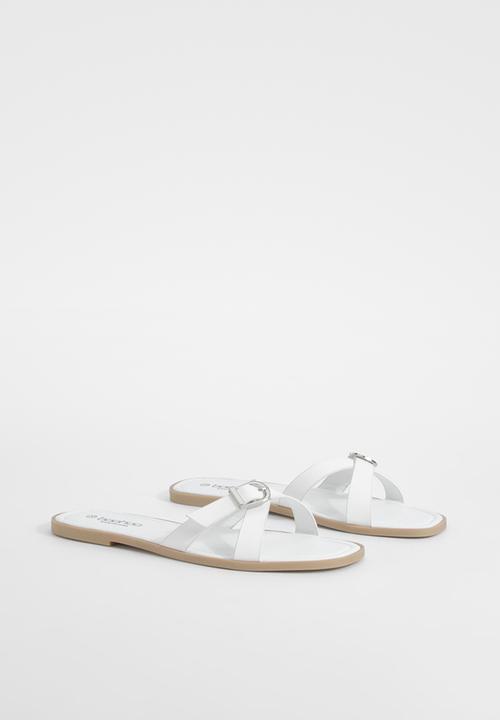 boohoo - Crossover Buckle Mule Sandals