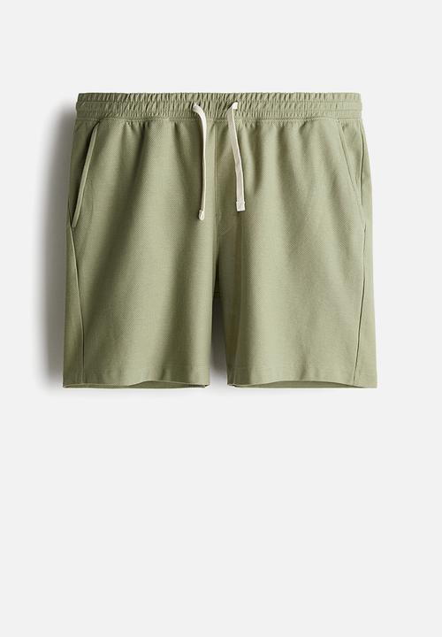 H&M - Regular fit piqué shorts - green