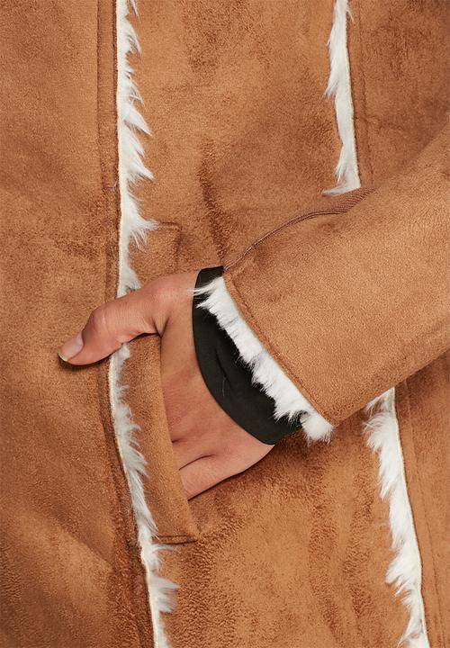 Influence. - Contrast coat