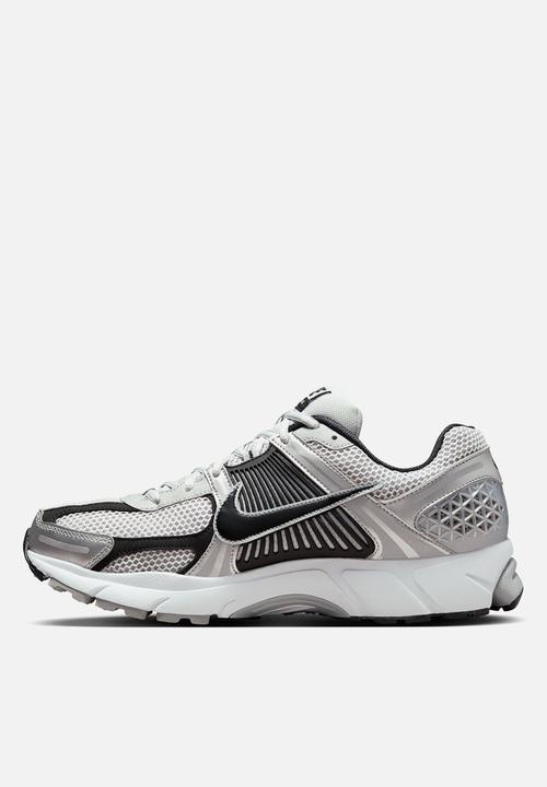 Nike - Nike Zoom Vomero 5