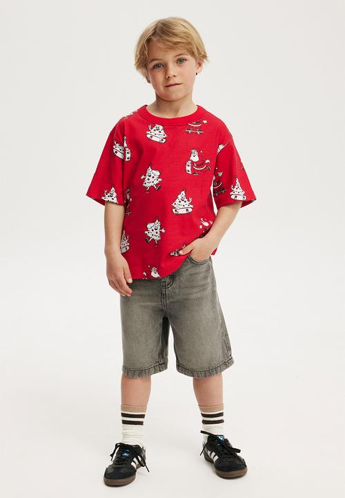 Cotton On - Jonny short sleeve print tee - varsity red/santa & christmas tree yardage