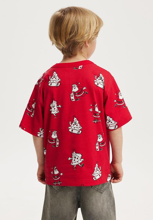 Cotton On - Jonny short sleeve print tee - varsity red/santa & christmas tree yardage