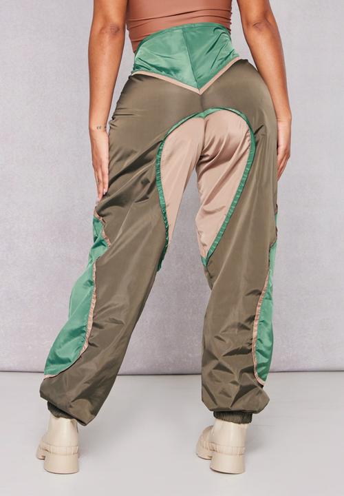 PrettyLittleThing - Shape Contrast Panel V Front Shell Joggers - Khaki