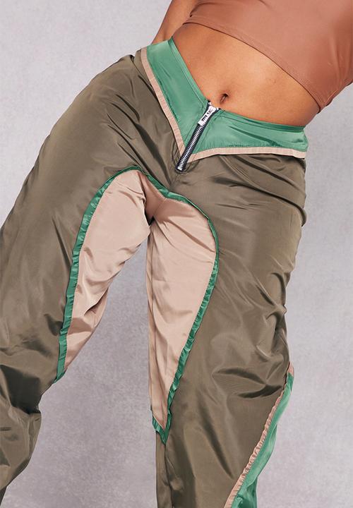 PrettyLittleThing - Shape Contrast Panel V Front Shell Joggers - Khaki