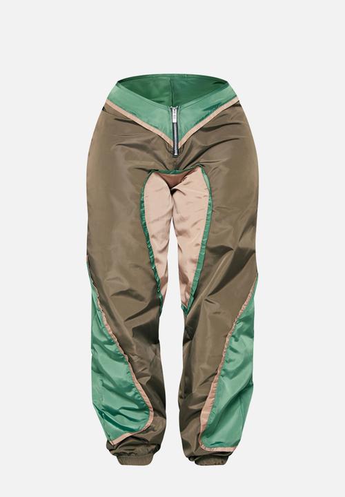 PrettyLittleThing - Shape Contrast Panel V Front Shell Joggers - Khaki