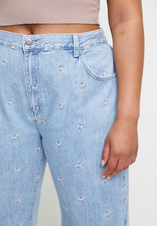 Cotton On - Plus Loose Straight Jean - Cloud Blue/Bow Embroidery