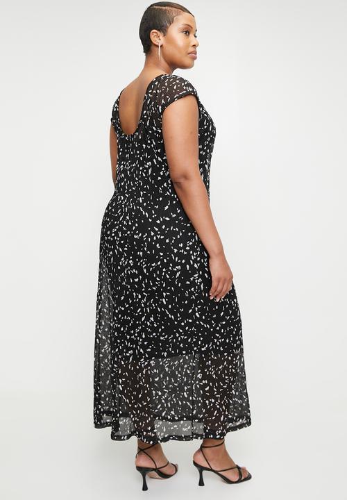 Me&B - Plus Low Back Maxi Dress In Black Foil Plisse - Blackfoil