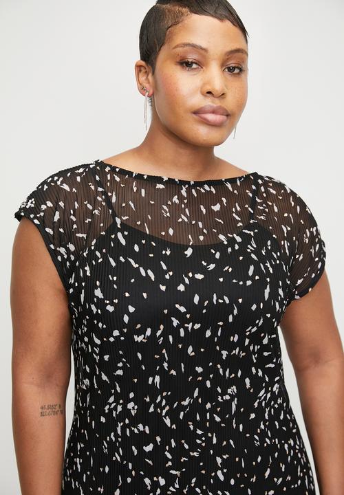 Me&B - Plus Low Back Maxi Dress In Black Foil Plisse - Blackfoil