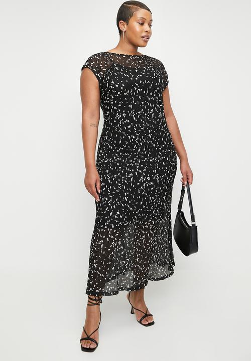Me&B - Plus Low Back Maxi Dress In Black Foil Plisse - Blackfoil