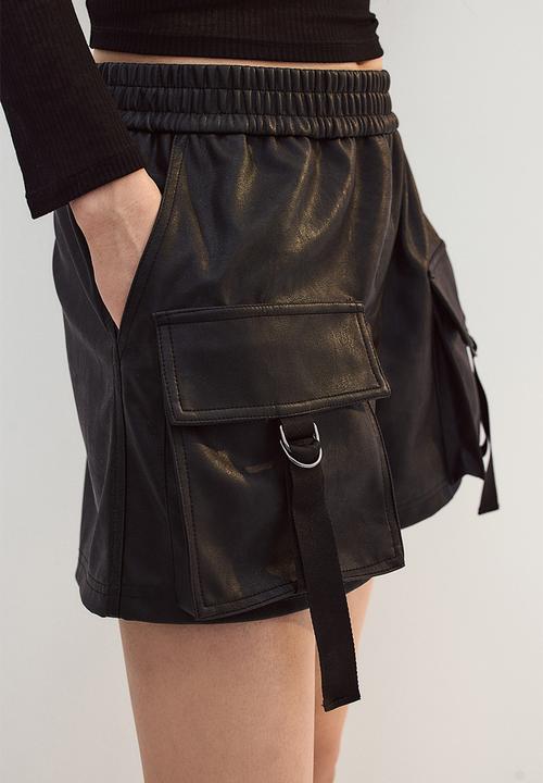 H&M - Coated cargo shorts - black