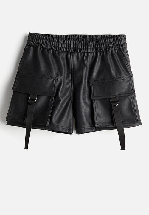 H&M - Coated cargo shorts - black