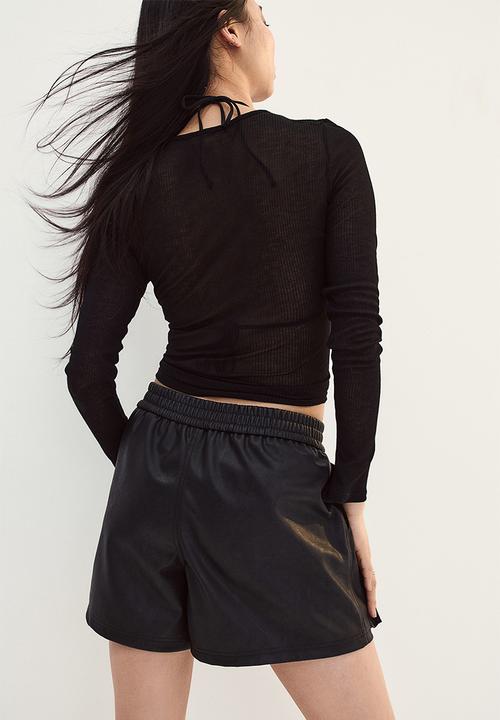 H&M - Coated cargo shorts - black