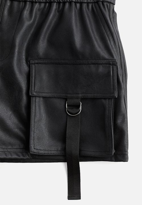 H&M - Coated cargo shorts - black