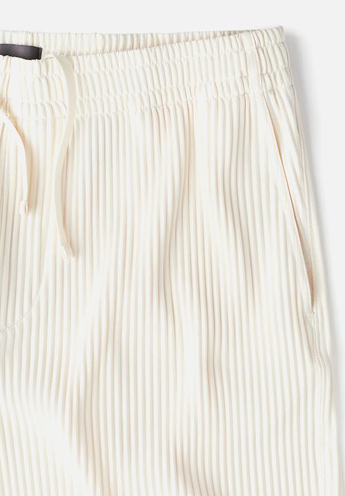 H&M - Regular fit pleated shorts - light beige