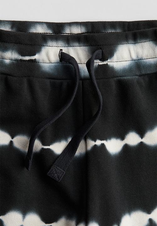 H&M - Printed sweatshorts - black tie-dye