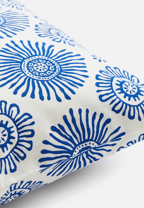 H&M - Patterned cushion cover - bright blue/floral 