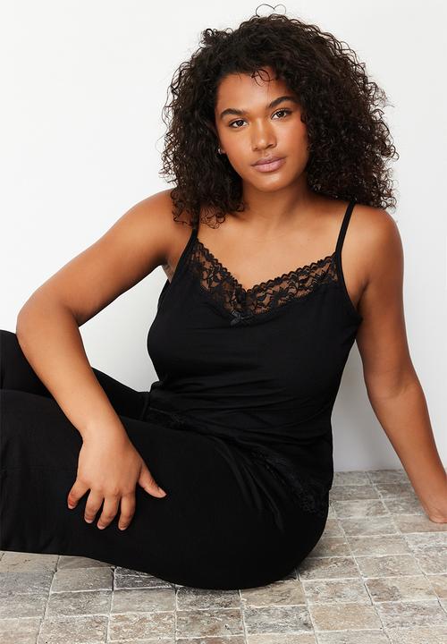 Trendyol - Plus Lace Detailed Knitted Pajama Set - Black
