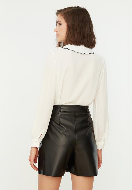Trendyol - Pocket Faux Leather Woven Shorts - Black
