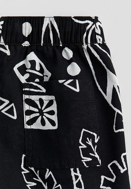 H&M - Pull-on shorts - black & patterned