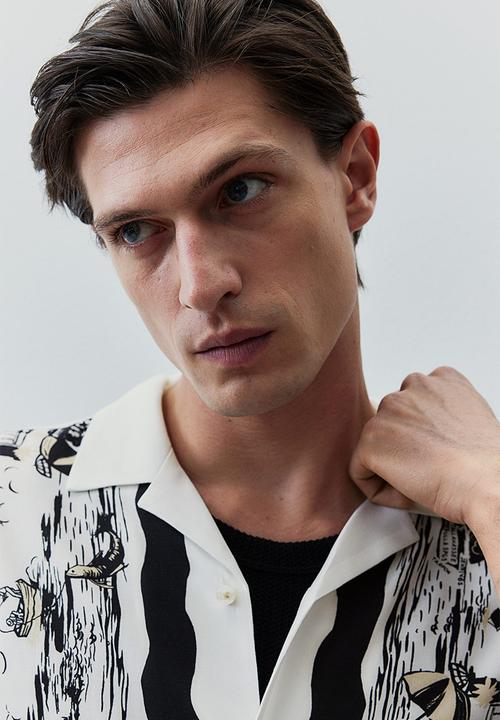 H&M - Regular fit printed resort shirt - black/riviera