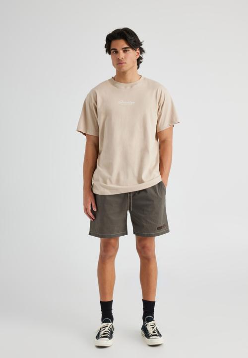 Factorie - Relaxed Fit Graphic T Shirt - Uc Beige/Brooklyn Crest