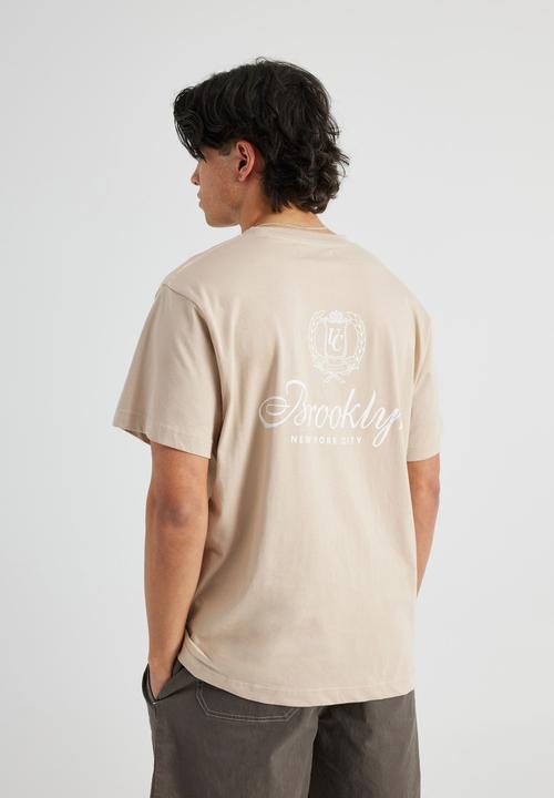 Factorie - Relaxed Fit Graphic T Shirt - Uc Beige/Brooklyn Crest